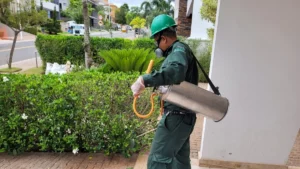 Técnico da Detecta aplicando tratamento em jardim contra escorpiões