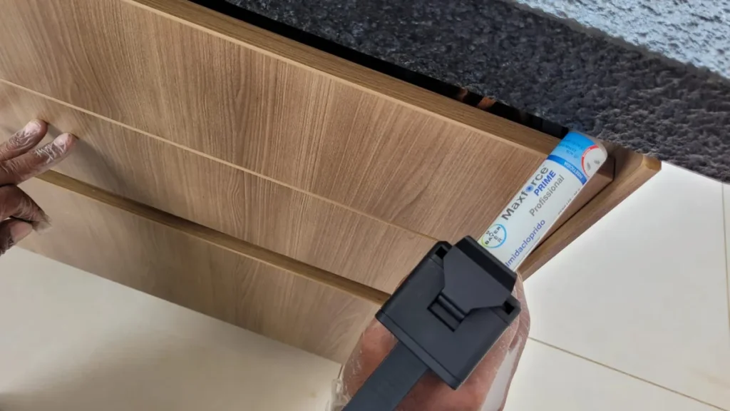 Aplicação de gel profissional contra barata francesinha em armário de cozinha