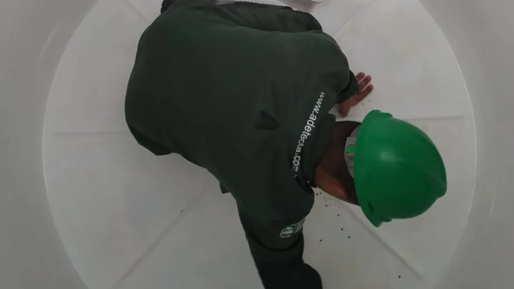 Técnico da Detecta fazendo a limpeza de uma caixa d’água por dentro