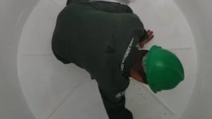 Técnico da Detecta fazendo a limpeza de uma caixa d’água por dentro