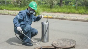 Técnico da Detecta aplicando tratamento em caixa de esgoto em Campinas